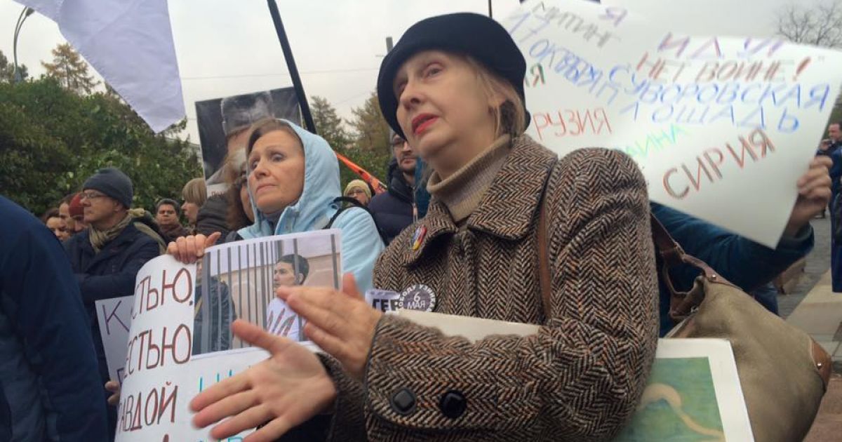 Антивоенный фитинг в Москве (фото из Facebook Романа Цимбалюка)