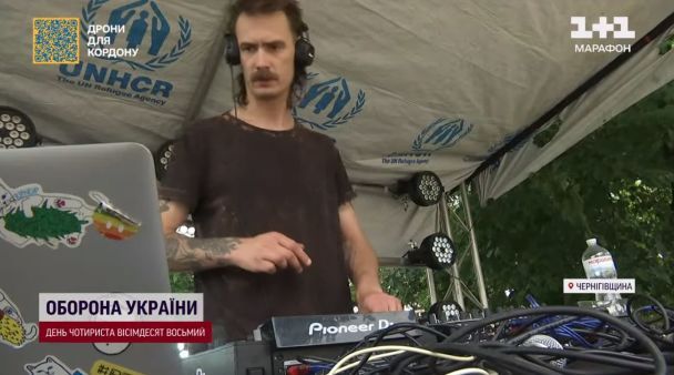 Рік тому до громади прийшли волонтери і запропонували допомогу із розбору завалів, лишень попросили, що хочуть робити це під улюблені ритми