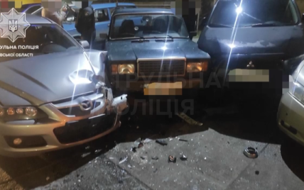 Пьяный и без документов: в Борисполе водитель протаранил пять припаркованных автомобилей (видео)