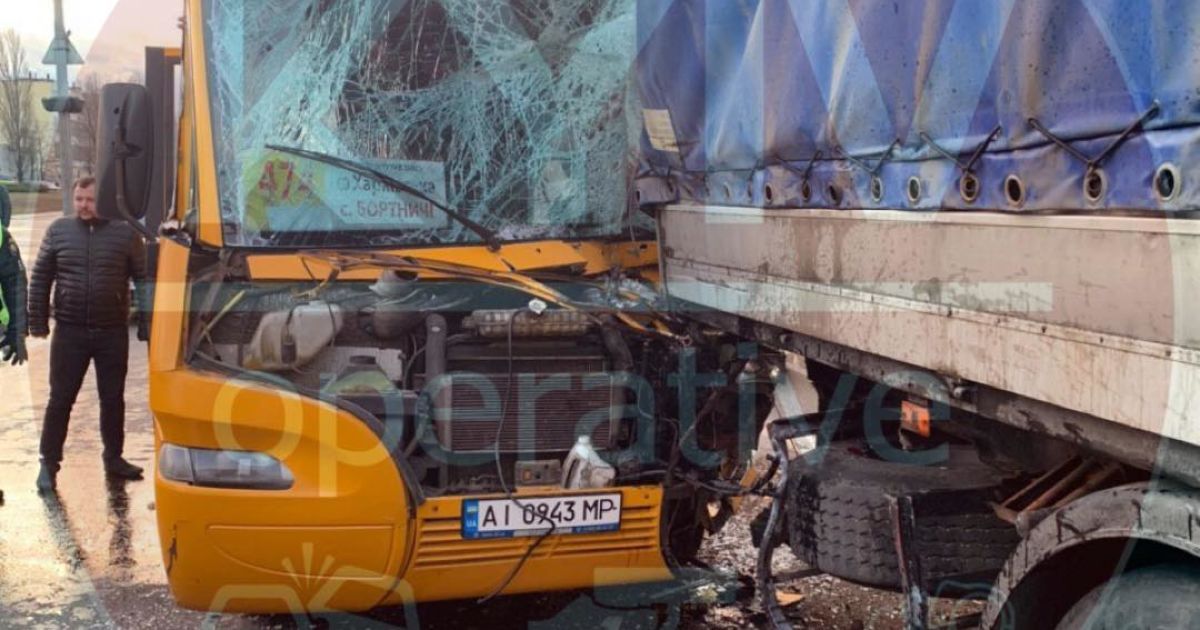 12 травмованих. У поліції розповіли, як у Києві автобус врізався у вантажівку
