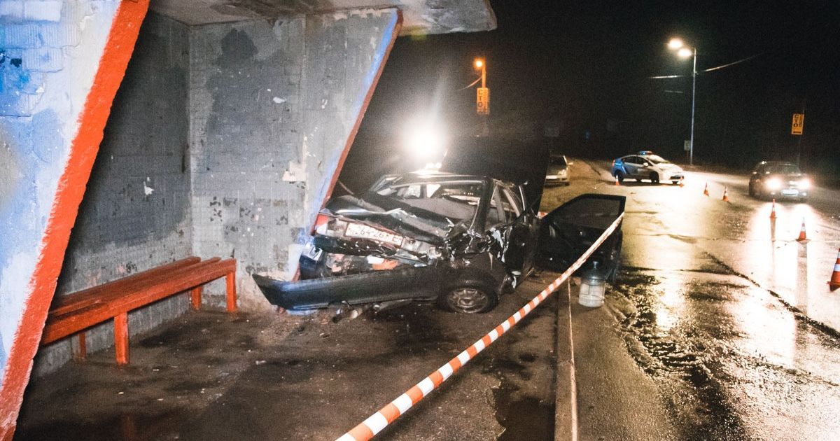 У Києві сталася аварія, одну з машин відкинуло на зупинку. Є постраждалі