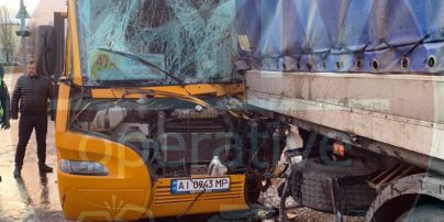 12 травмированных. В полиции рассказали, как в Киеве автобус врезался в грузовик