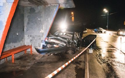 В Киеве произошла авария, одну из машин отбросило на остановку. Есть пострадавшие