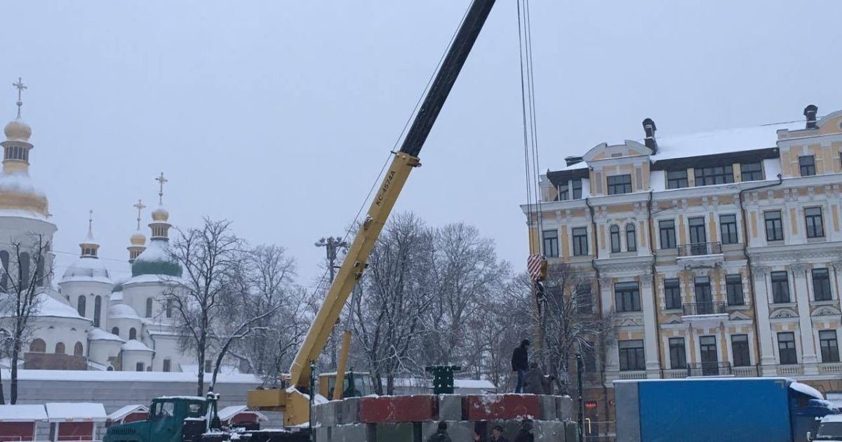 Постамент для ялинки на Софійській площі_2 / © Фото Валерии Ковалинской/ТСН