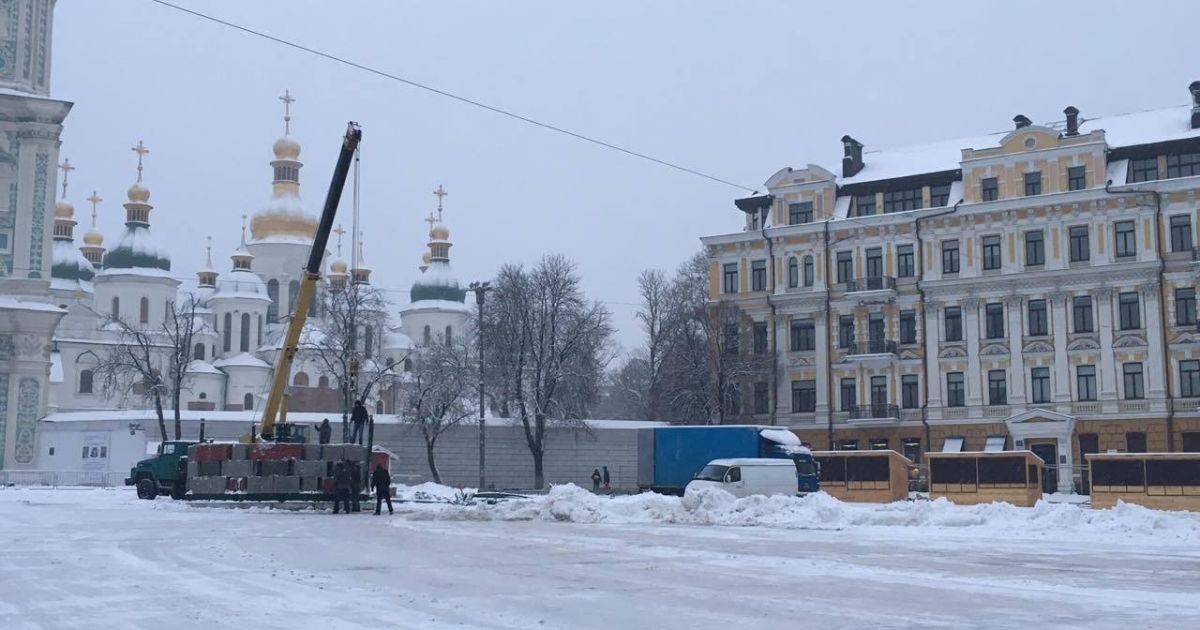 Постамент для ялинки на Софійській площі_1 / © Фото Валерии Ковалинской/ТСН