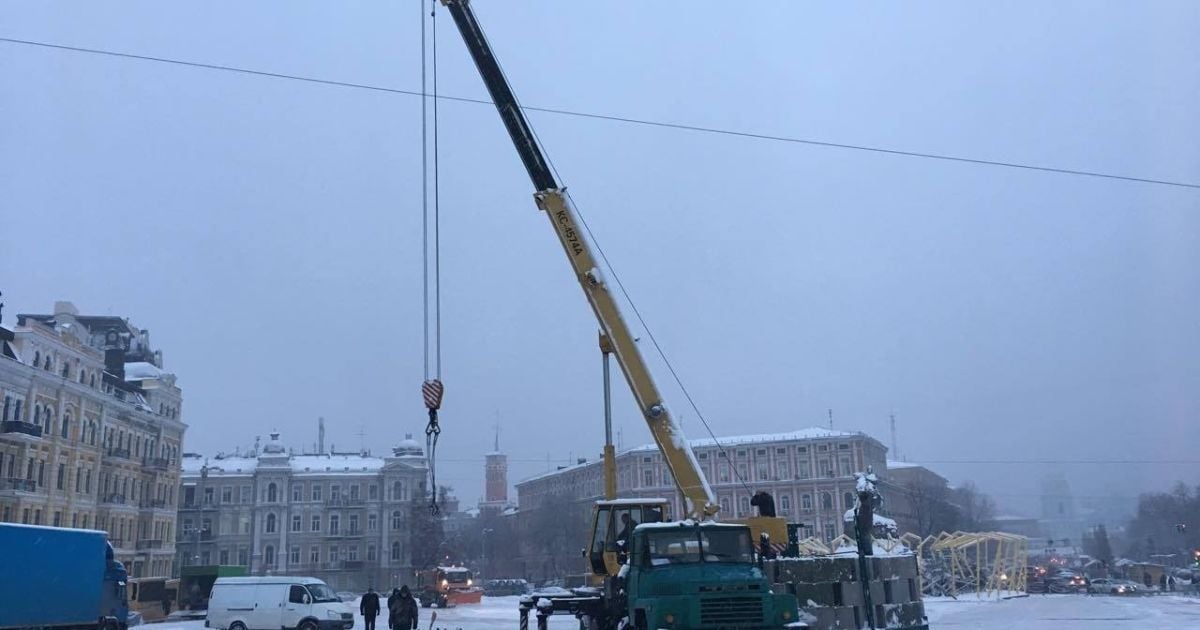Постамент для ялинки на Софійській площі_3 / © Фото Валерии Ковалинской/ТСН