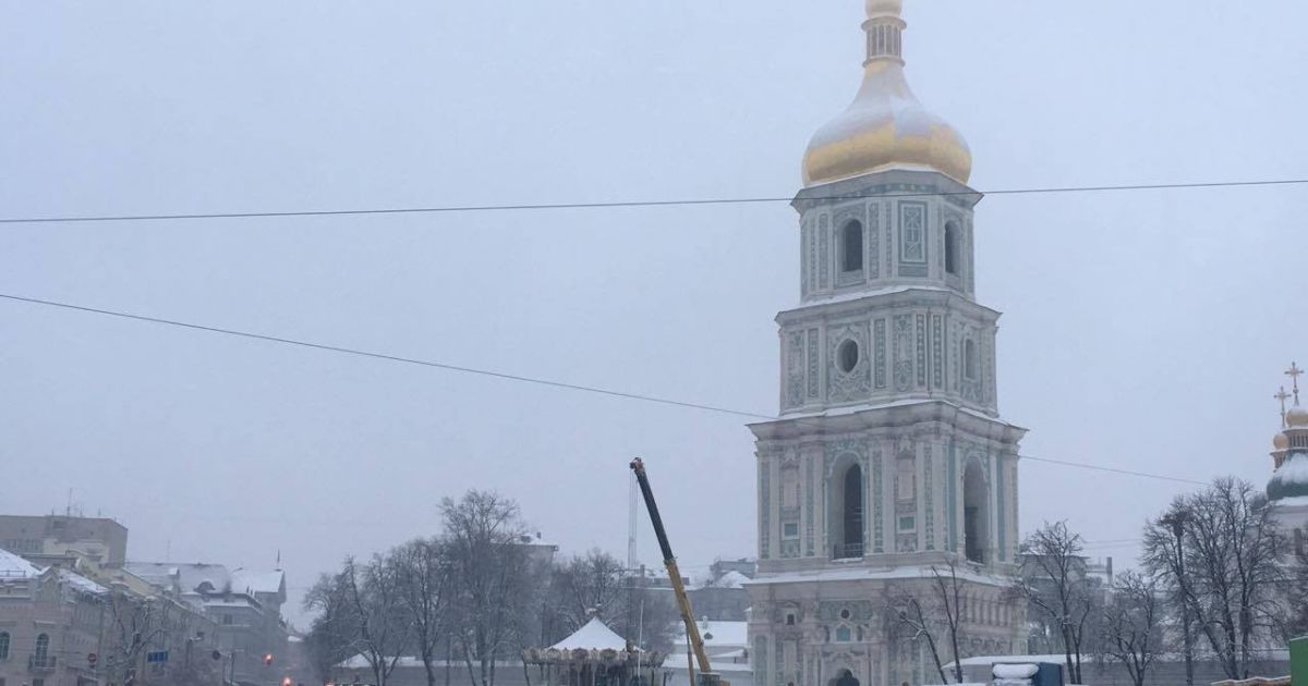 Постамент для ялинки на Софійській площі_4 / © Фото Валерии Ковалинской/ТСН