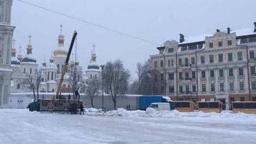 Постамент для ялинки на Софійській площі_1 / © Фото Валерии Ковалинской/ТСН