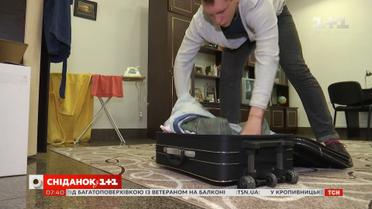 Вмісти своє життя у валізу: інтерактивна інсталяція про вимушене життя спочатку