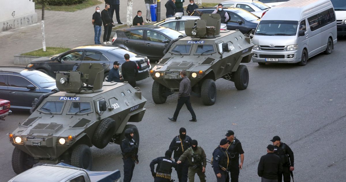 В Грузии в банке вооруженный автоматом и гранатами мужчина уже более 6 часов удерживает заложников