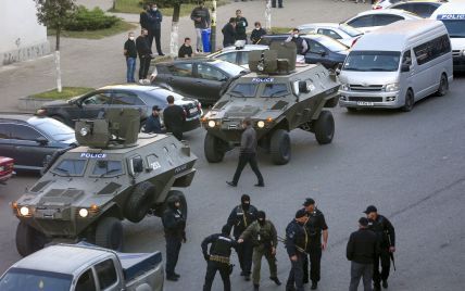 У Грузії в банку озброєний автоматом і гранатами чоловік уже понад 6 годин утримує заручників
