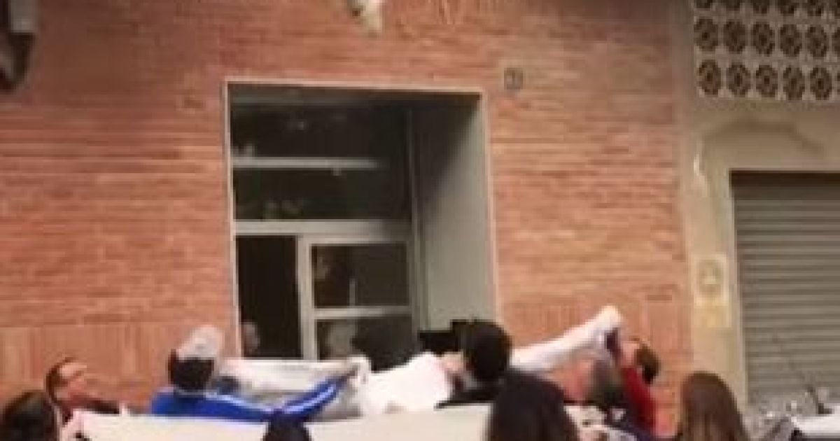 Видео спасения прохожими упавшей с балкона собаки стало вирусным в Сети