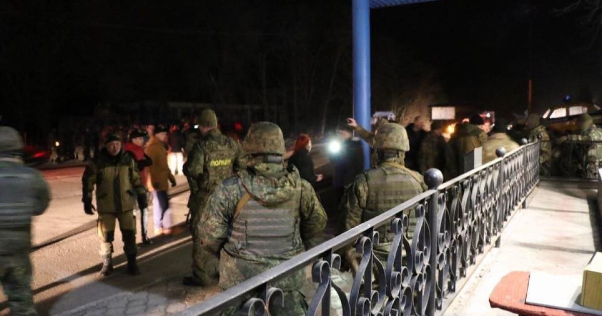 В Краматорске полиция выстрелами вверх остановила колонну блокировщиков во главе с Парасюком