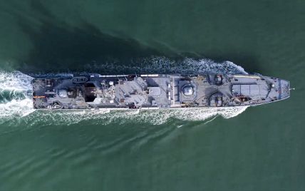 Несмотря на шторм, в Черном море продолжают маневрировать около десятка боевых кораблей вражеского флота