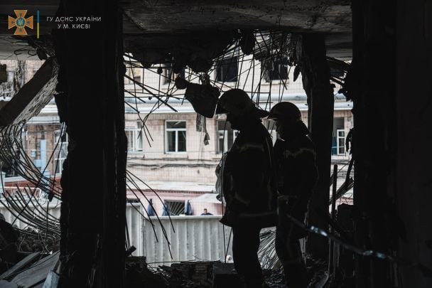 Спасательные работы на месте удара по пятиэтажке в Киеве завершены: появились фото