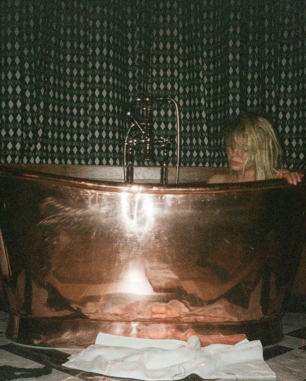  / © instagram.com/caradelevingne