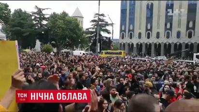 У Тбілісі сотні людей вийшли на протести через силові рейди поліції у нічних клубах