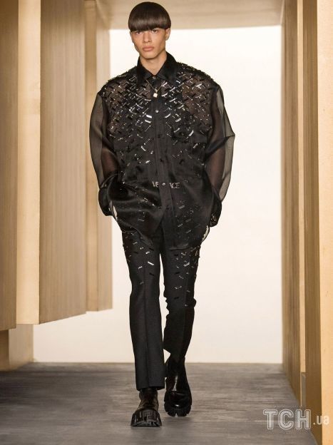 Коллекция Versace прет-а-порте сезона осень-зима 2021-2022 / © East News