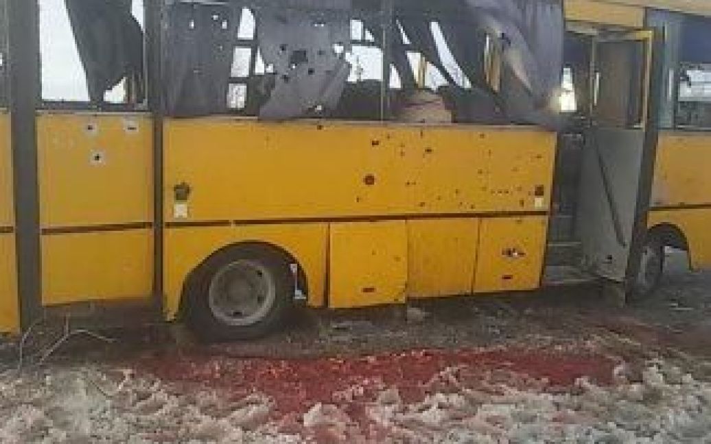Боевики обстреляли пассажирский автобус под Волновахой. / © фото Олексія Мацуки