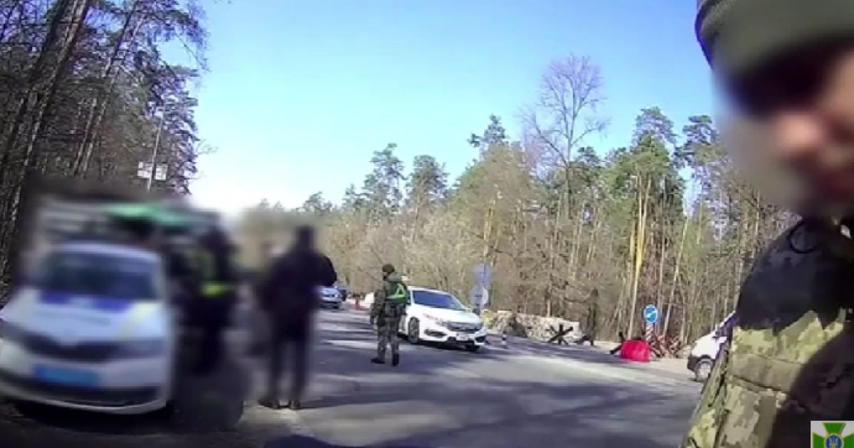 Поддерживал оккупантов: пограничники на въезде в Киев задержали священника УПЦ МП