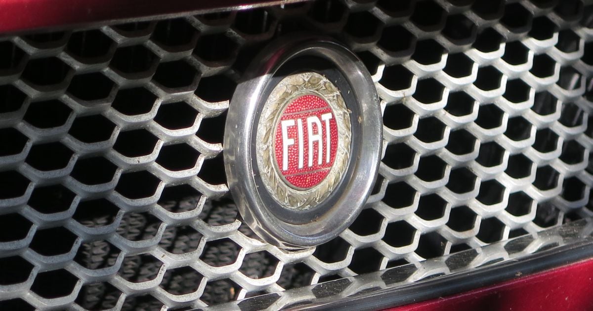 Fiat с "сюрпризом": в Польше мужчина угнал машину с пьяным пассажиром, а затем авто продал знакомому