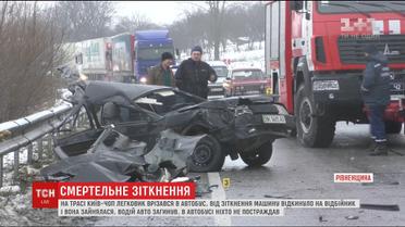 На Ровенщине водитель легковушки выехал на встречную и врезался в рейсовый автобус