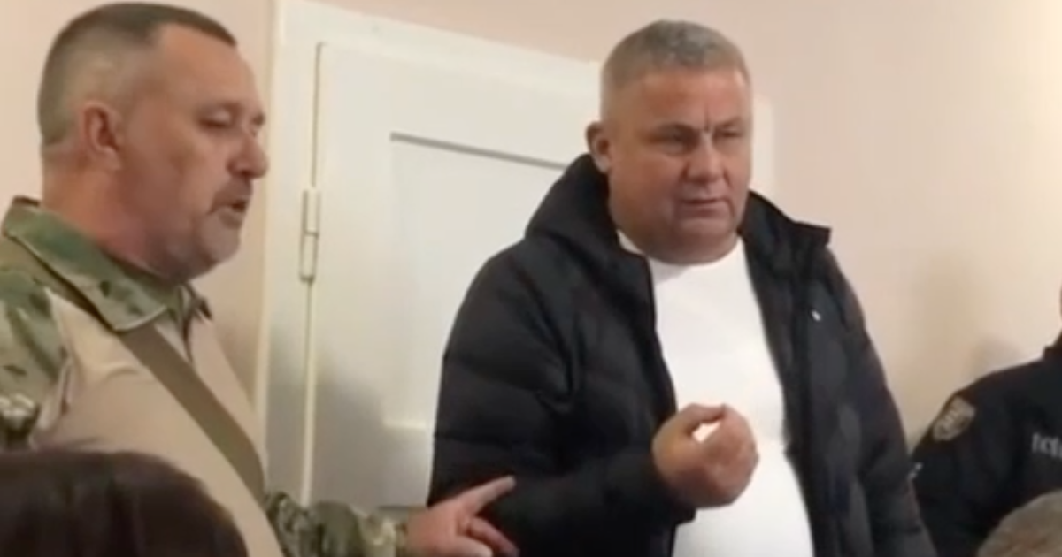 Депутат Сергій Батрин та чоловік у військовій формі на засіданні сільради / Скриншот