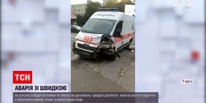 Новини України: в Одесі карета швидкої з вагітною жінкою потрапила в ДТП