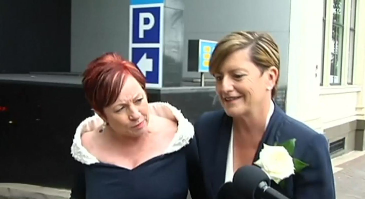 Екс-прем'єр Австралії, який виступав проти одностатевих шлюбів, прийшов на весілля сестри