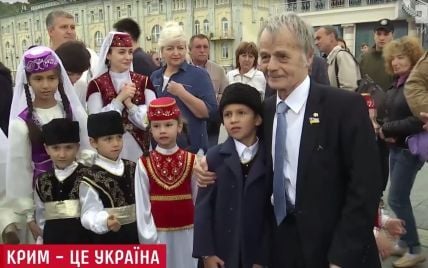 Із мудрими словами та ароматною кавою: в Києві кримські татари привітали Україну з Незалежністю