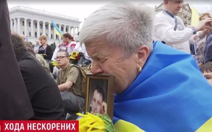 Завещание матерей павших воинов и склоненные колени на Майдане: "Шествие непокоренных" завершилось молитвой