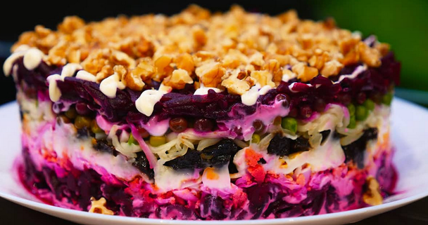 Забудьте о "Шубе": салат "Империя" сорвет все комплименты за праздничным столом