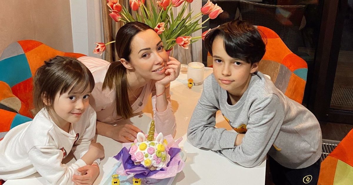 Екатерина Кухар у себя дома с мужем и детьми показала подготовку к Пасхе