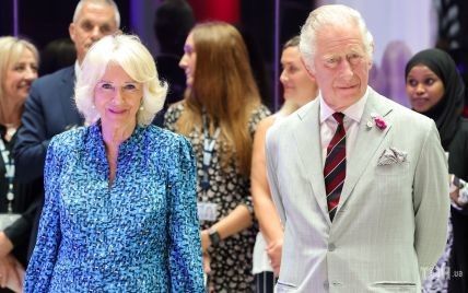 Камилла в голубом платье, а Чарльз - сером костюме: королевская пара прибыла с визитом в Кардифф