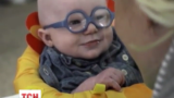 Інтернет підкорює відео чотиримісячного малюка, який вперше побачив маму крізь окуляри