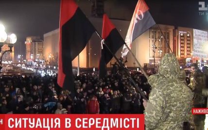 На Майдане собирают желающих отправляться в поддержку блокадников на Донбасс