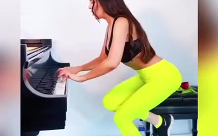 Пианистка из США сняла, как одновременно делает зарядку и играет на пианино