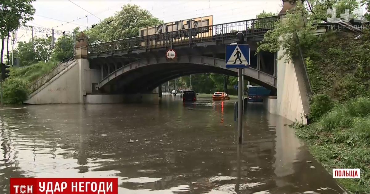 Шторм у Польщі: негода паралізувала понад півмільйонне місто Лодзь