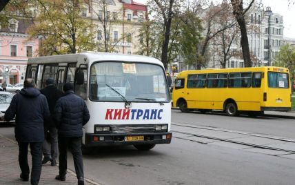 В Киеве агрессивный мужчина разбил окно в маршрутке