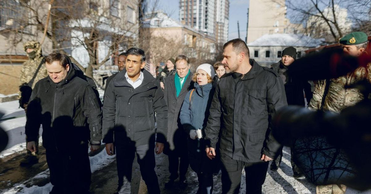 Прем’єр Британії відвідав у Києві багатоповерхівку, куди влучила російська ракета (фото)