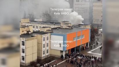В Киеве на Позняках горит школа