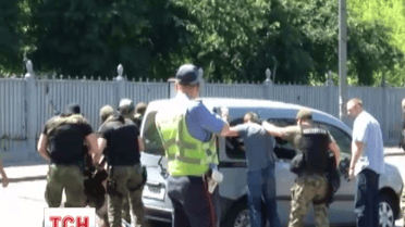Трех задержанных в Киеве курьеров конвертцентра отпустили