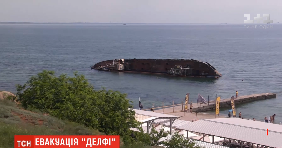 Затонулий в Одесі танкер "Делфі": Криклій назвав дату завершення робіт з підняття