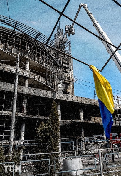 На понівеченій російськими ударами Лук’янівці встановили скляні зупинки — реакція киян (фото)