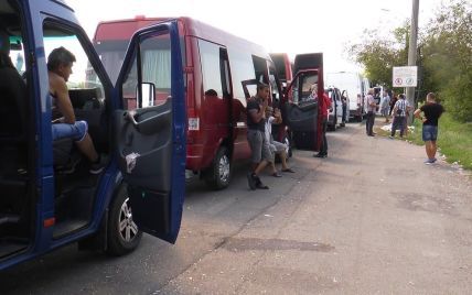 На Закарпатье 300 микроавтобусов стоят в очереди в пункте пропуска "Лужанка": что случилось
