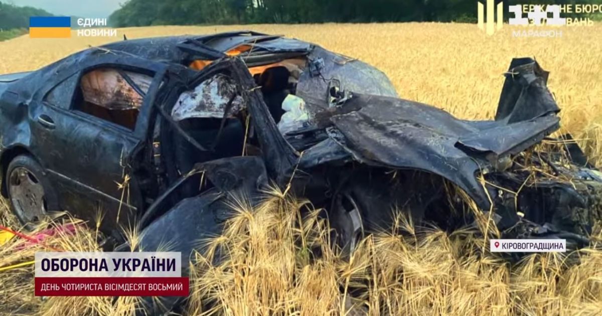 Автомобіль на великій швидкості злетів з вологої після дощу траси, тричі перекинувся в повітрі і впав просто на одну з пасажирок, яку викинуло з салону