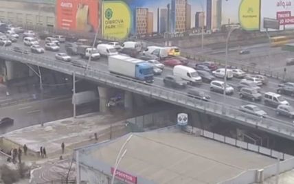Летіли іскри: у Мережі з'явилося відео падіння електроопор на Шулявському мосту