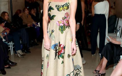 В платье с цветочными аппликациями и в ободранных туфлях: милая Ники Хилтон на модном показе