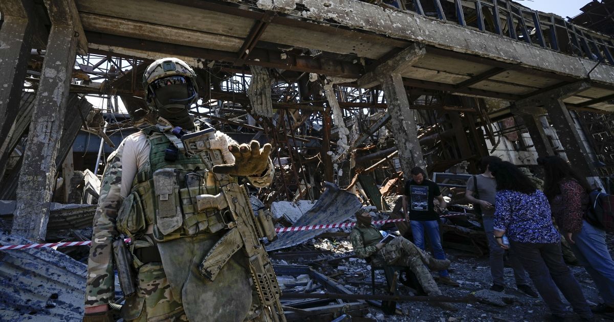 Трьом російським військовим, які катували та знущалися з українців на Чернігівщині, повідомлено про підозру