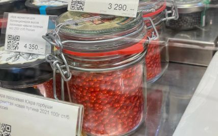 На прилавке московского супермаркета заметили муляжи красной икры: фото